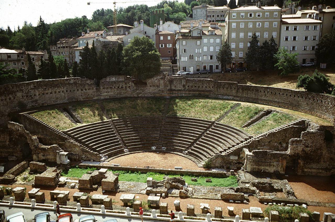 Residence Teatro Romano ตรีเอสเต ภายนอก รูปภาพ