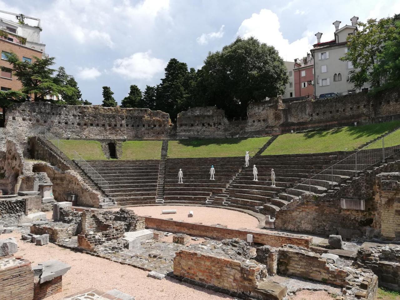 Residence Teatro Romano ตรีเอสเต ภายนอก รูปภาพ