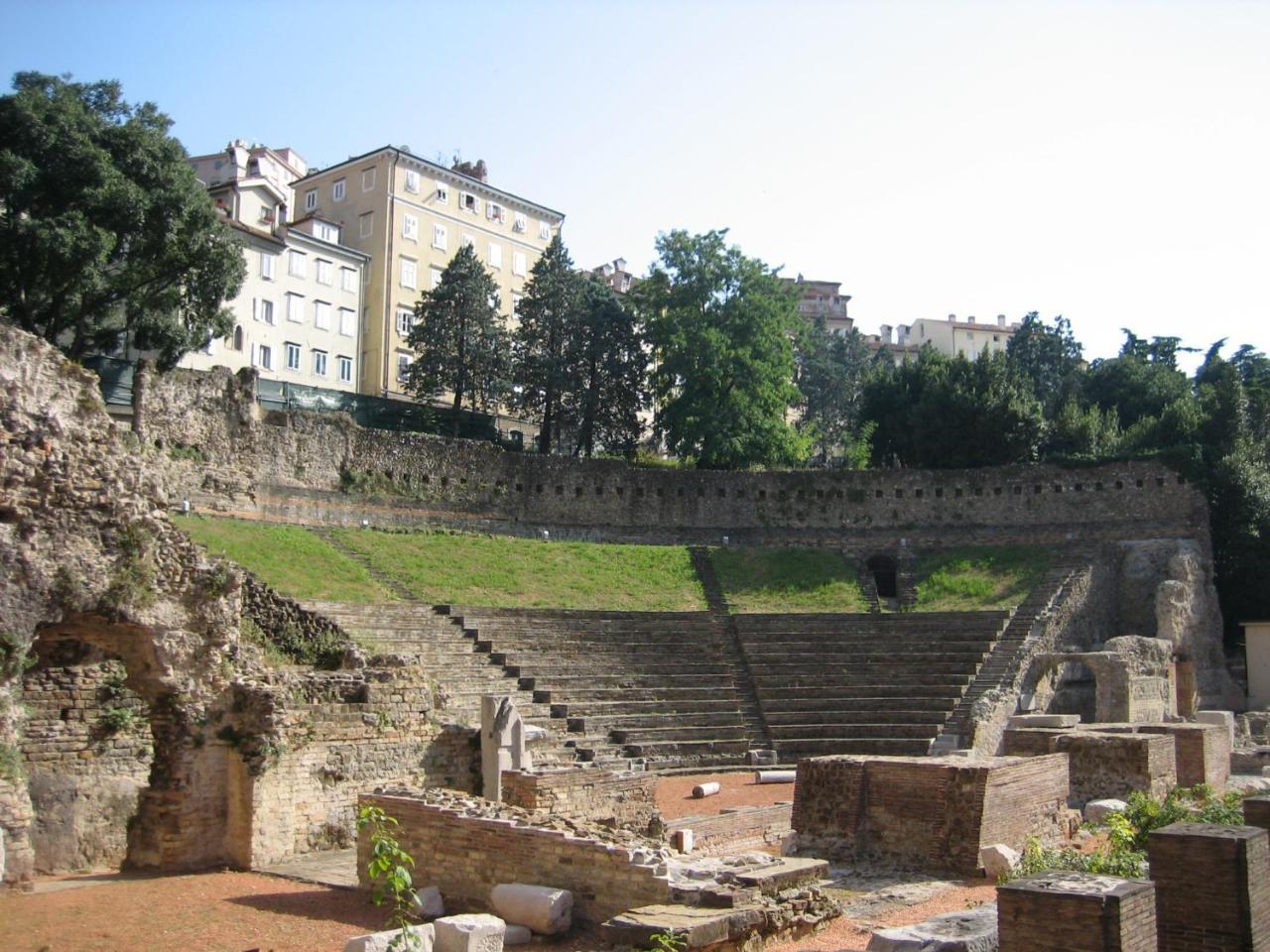 Residence Teatro Romano ตรีเอสเต ภายนอก รูปภาพ